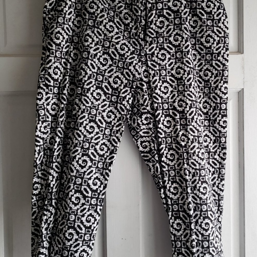 Ruby Rd. Ladies Pants Size 18 Black & White geometric design